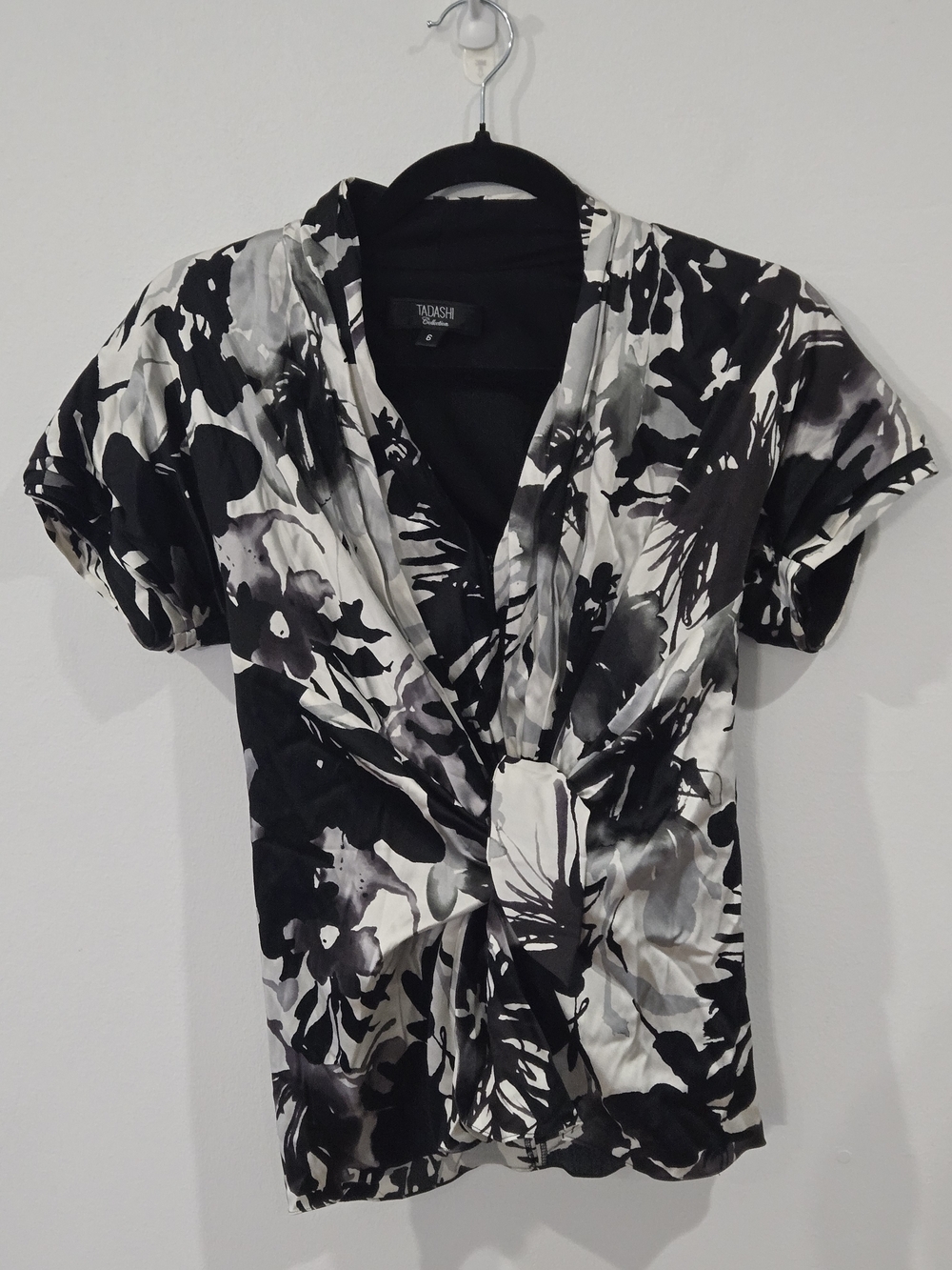 Tadashi Collection Sz 6 Black & White Floral Abstract Knot Front V-Neck Top